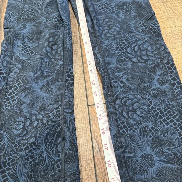 lululemon athletica Women's Navy Floral Joggers - Picture 4 of 10